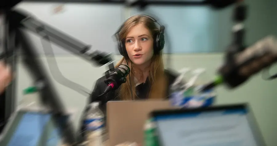 Une étudiante dans un studio d'enregistrement