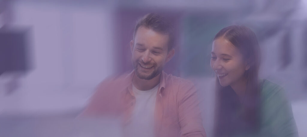 Deux étudiants devant un ordinateur