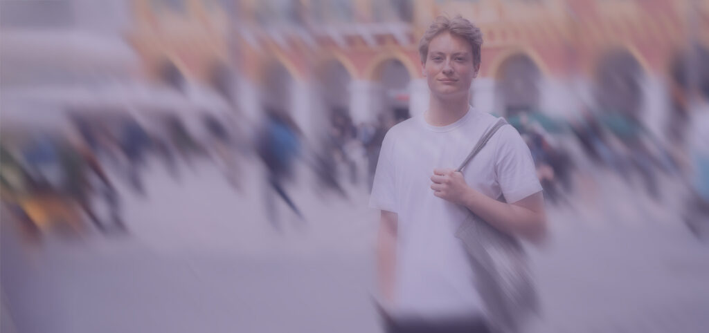 Etudiant de l'école de commerce ISCAE Nice debout place Masséna