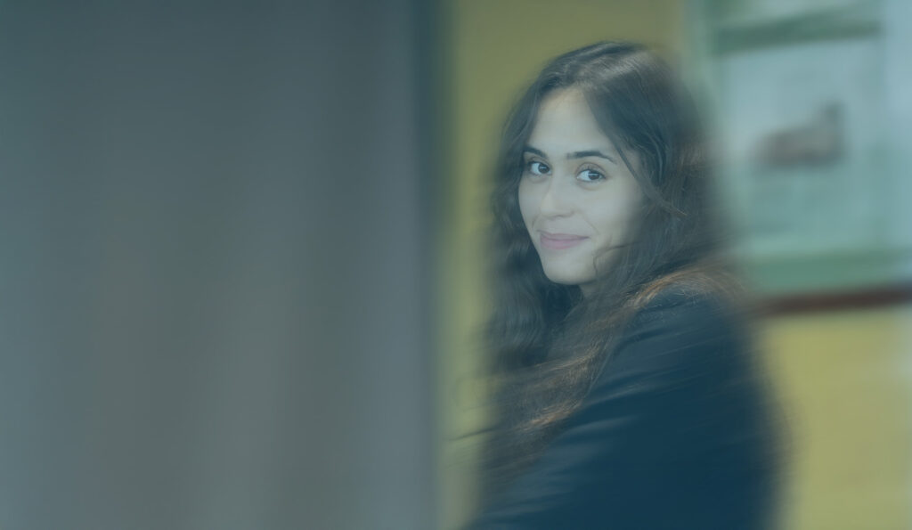 Etudiante bras croisée dans une salle de classe