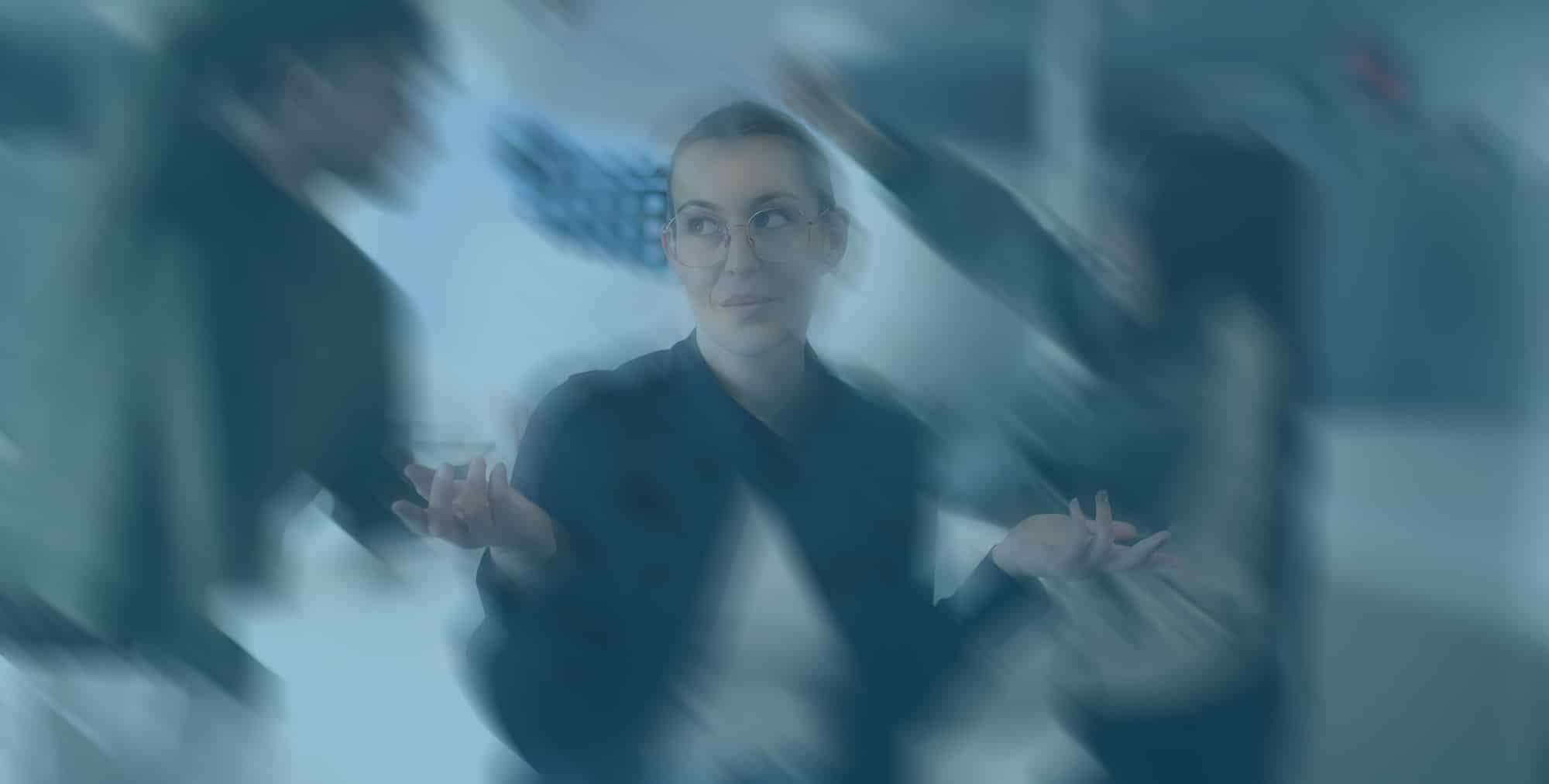 étudiante fun dans la salle de classe de l'école