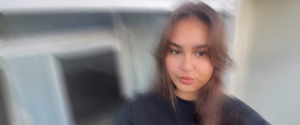 Découvrez Emilie Somrah, étudiante en Bachelor Chef de projet en Communication