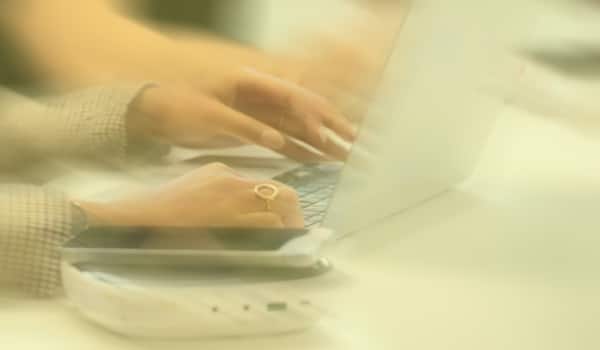 étudiant utilise ordinateur portable et matériel digital