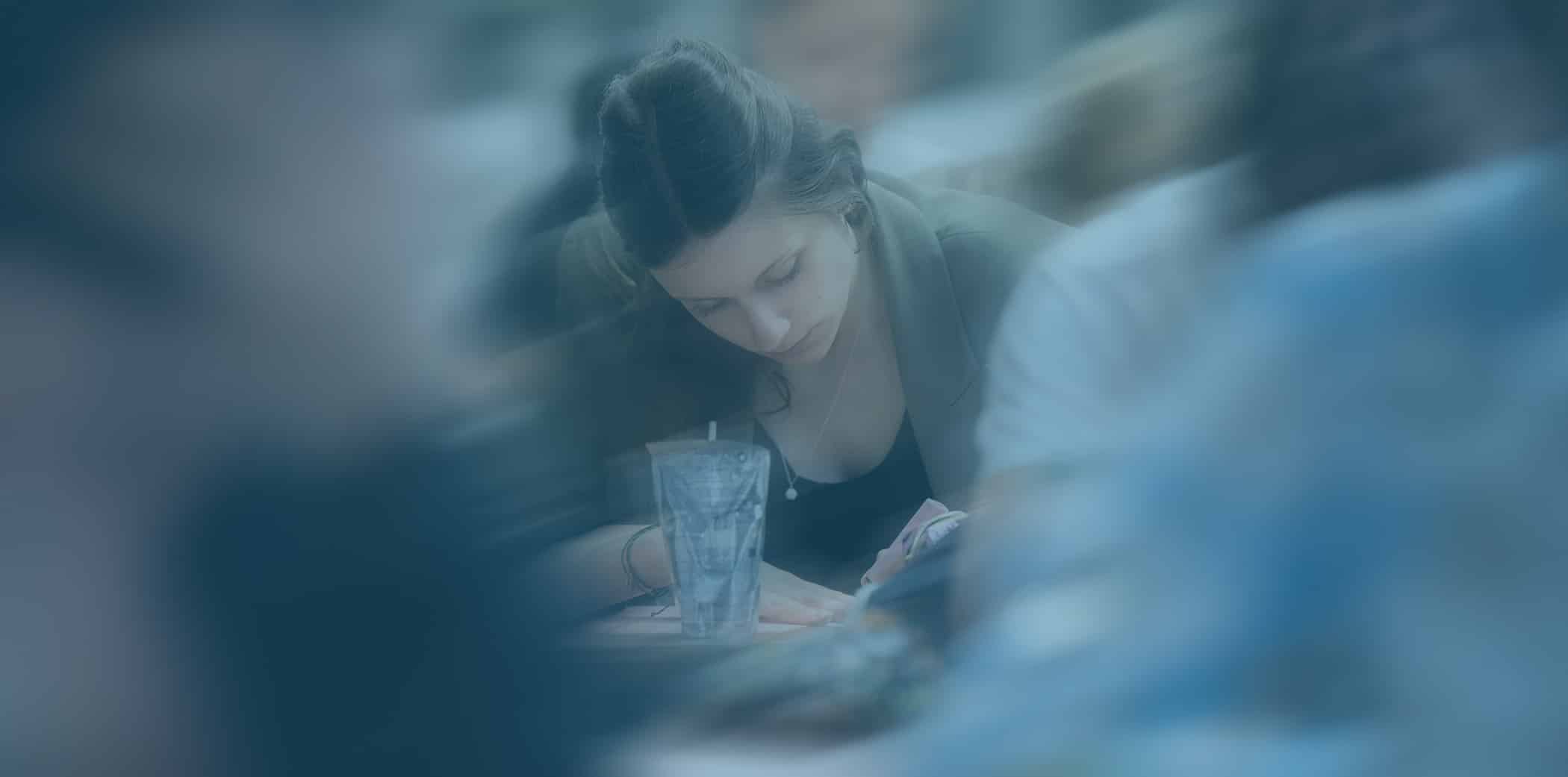 Étudiante de l'ISCAE en train de travailler