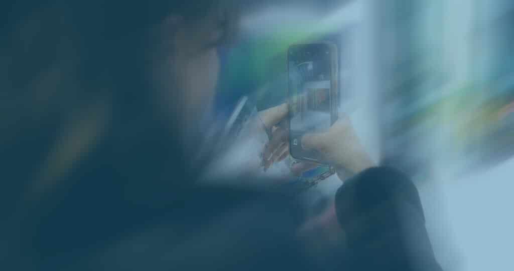 Étudiante de l'ISCAE avec un téléphone a la main