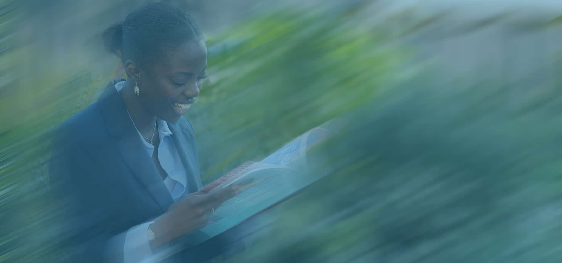 Etudiante qui regarde la brochure des BTS ISCAE