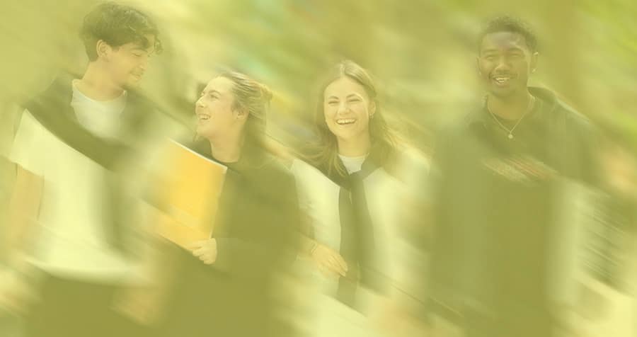 4 étudiants de bachelor communication à Nice qui marchent devant l'école iscae