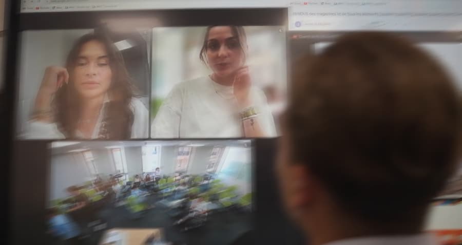 deux étudiantes suivent des cours en visio