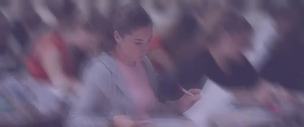 Jeune étudiante en examen à l'Iscae Education