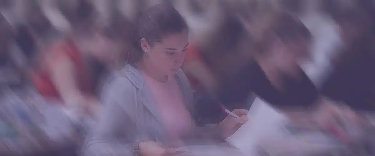 Jeune étudiante en examen à l'Iscae Education
